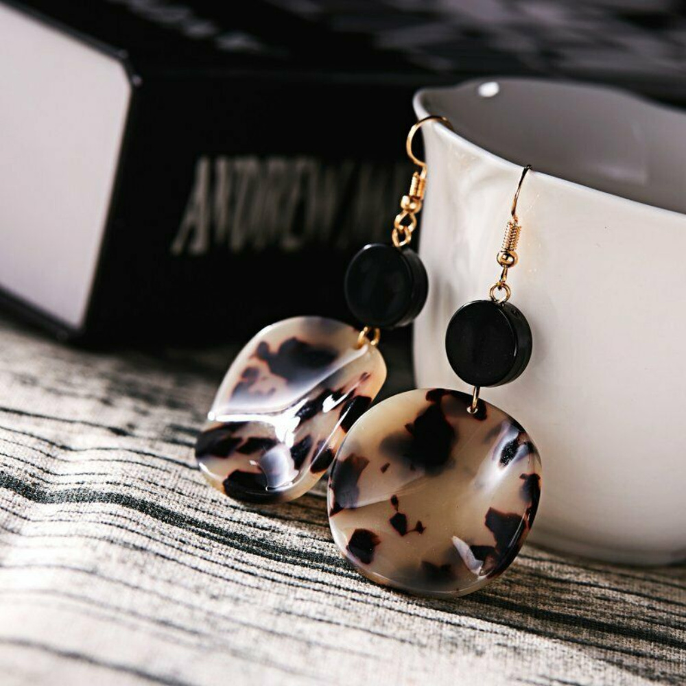TRENDY TORTOISE SHELL FASHION EARRINGS
